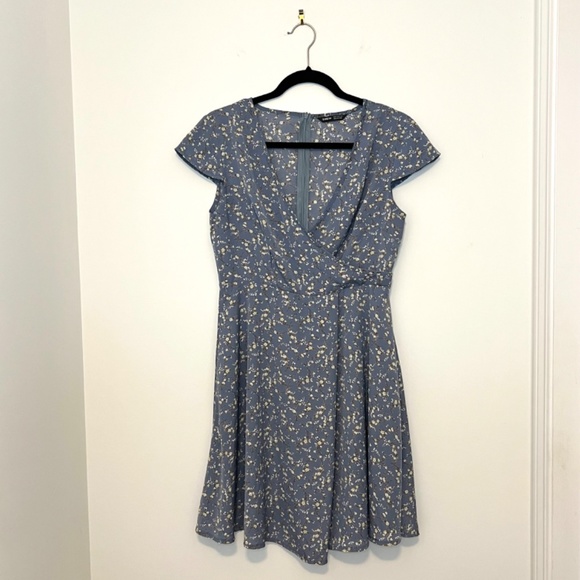 Periwinkle Blue Mini Floral Print Dress V-Neck Zipper Back Medium - Picture 2 of 12